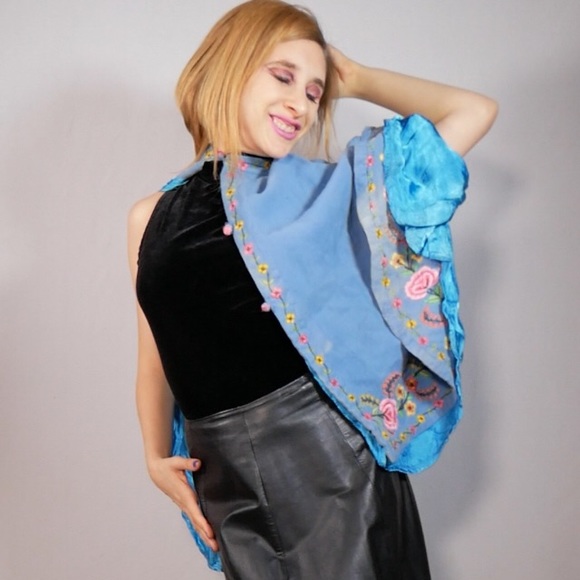 Floral Embroidered Blue Wool Cape Circa 1940s - Picture 4 of 10